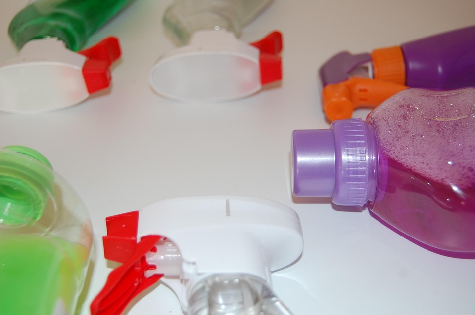 Reinigung einer Mülltonne mit Wasserstrahl